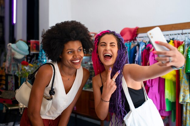 Mittlerer Schuss Frauen Kleidung Einkaufen