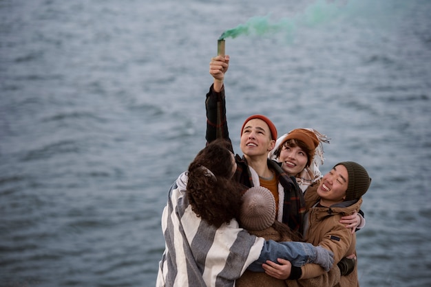 Kostenloses Foto mittlerer schuss freunde am meer