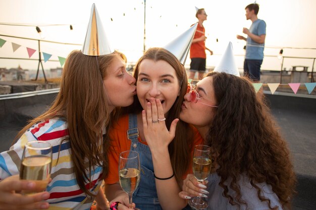 Mittlerer Schuss Freunde auf Geburtstagsparty