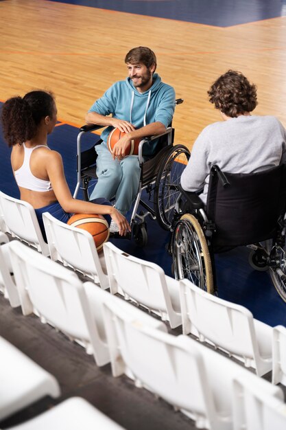 Mittlerer Schuss Freunde mit Basketball