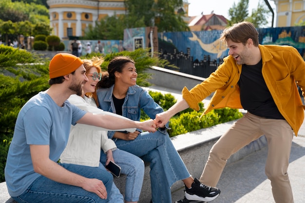 Mittlerer Schuss Freunde mit der Faust stoßen