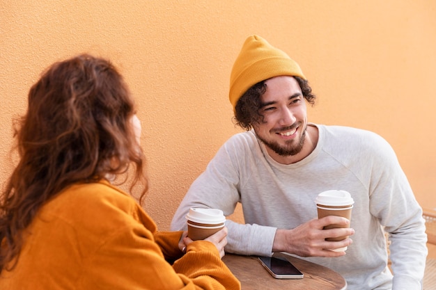 Mittlerer Schuss Freunde mit Kaffee