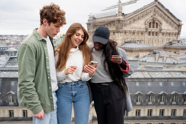 Mittlerer Schuss Freunde mit Smartphone