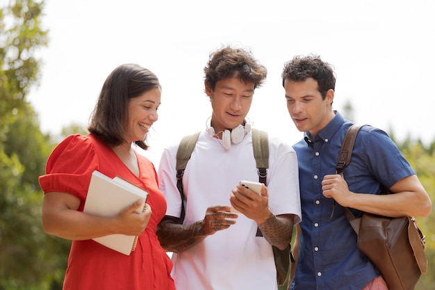 Kostenloses Foto mittlerer schuss freunde mit telefon