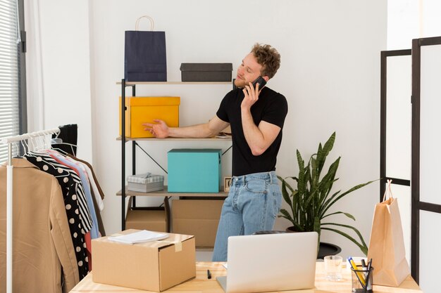 Mittlerer Schuss Geschäftsmann am Telefon