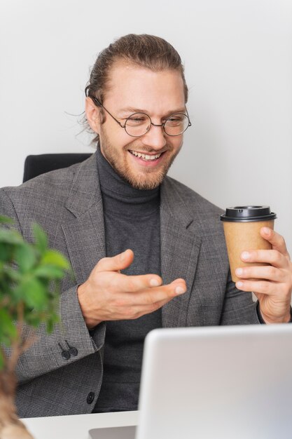 Mittlerer Schuss Geschäftsmann mit Kaffee