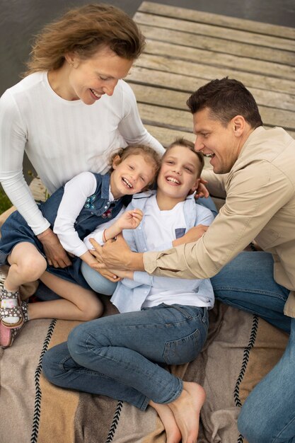 Mittlerer Schuss glückliche Eltern und Kinder