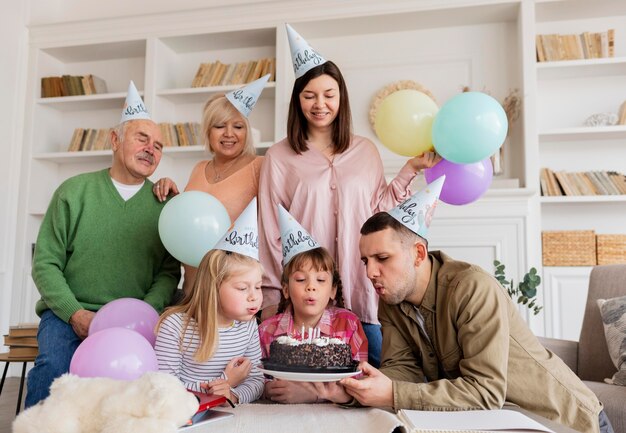 Mittlerer Schuss glückliche Familie, die Mädchen feiert