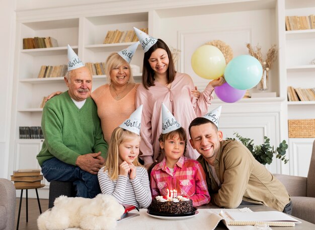 Mittlerer Schuss glückliche Familie, die mit Kuchen aufwirft