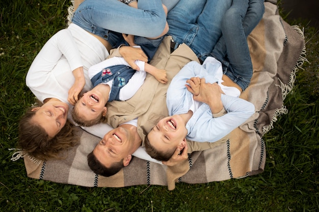 Kostenloses Foto mittlerer schuss glückliche familie in der natur