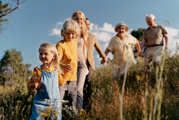 Mittlerer Schuss glückliche Familie in der Natur