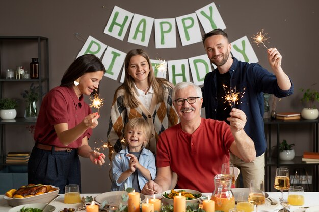 Mittlerer Schuss glückliche Familie mit Feuerwerk