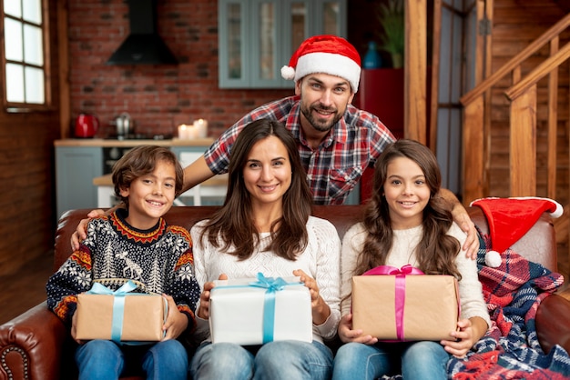 Mittlerer Schuss glückliche Familie mit Geschenken