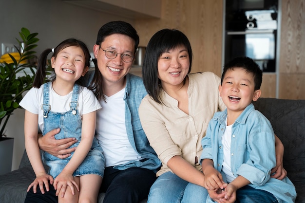 Kostenloses Foto mittlerer schuss glückliche familie posiert