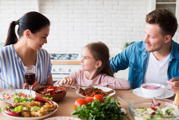 Mittlerer Schuss glückliche Familie zu Hause