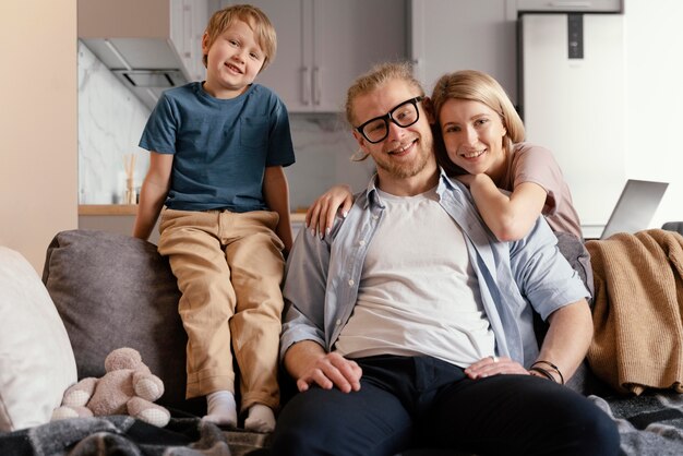 Mittlerer Schuss glückliche Familie zu Hause