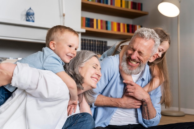 Mittlerer Schuss glückliche Familie zu Hause