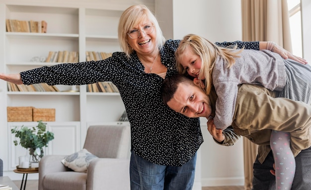 Mittlerer Schuss glückliche Frau, Mann und Mädchen