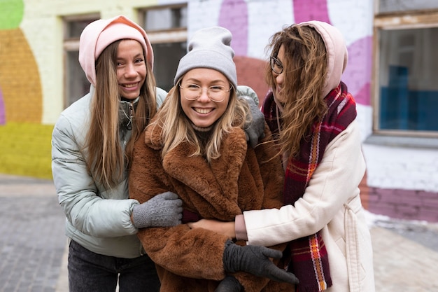 Mittlerer Schuss glückliche Frauen, die aufwerfen