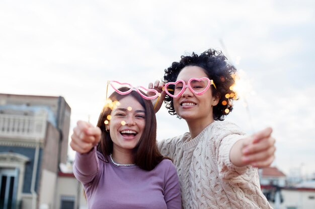 Mittlerer Schuss glückliche Frauen, die Spaß haben