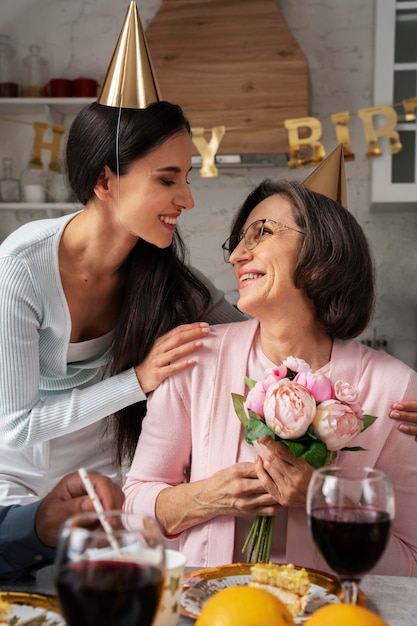 Mittlerer Schuss glückliche Frauen feiern