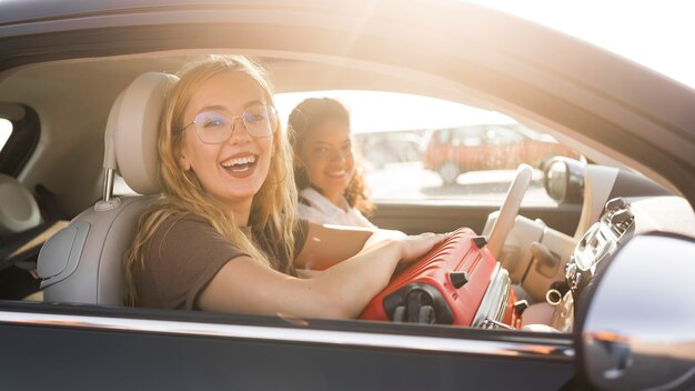 Mittlerer Schuss glückliche Frauen im Auto