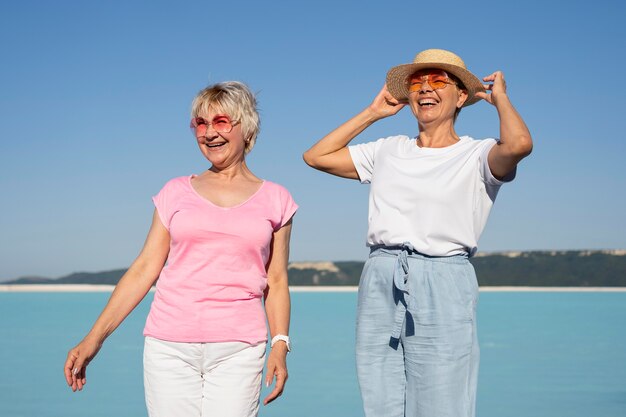 Mittlerer Schuss glückliche Frauen im Urlaub