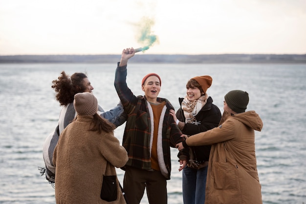 Mittlerer Schuss glückliche Freunde am Meer