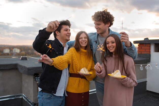 Mittlerer Schuss glückliche Freunde auf Party