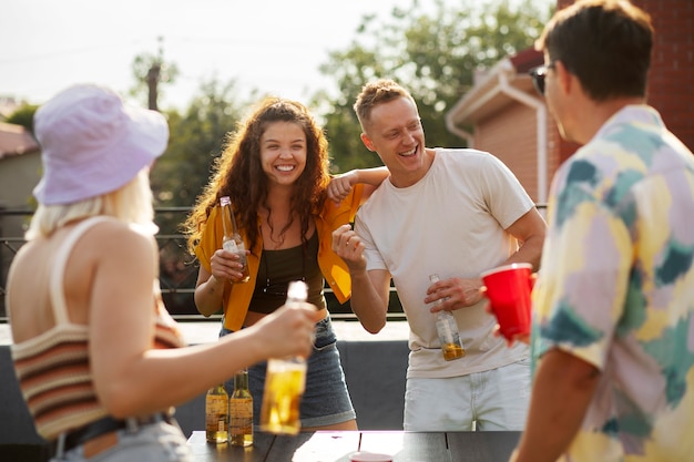 Kostenloses Foto mittlerer schuss glückliche freunde auf party