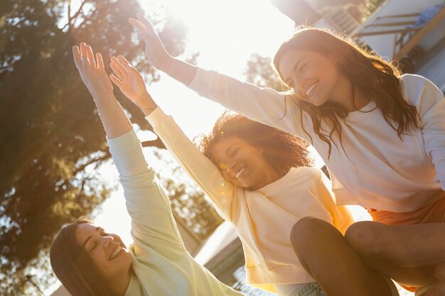 Mittlerer Schuss glückliche Freunde im Freien