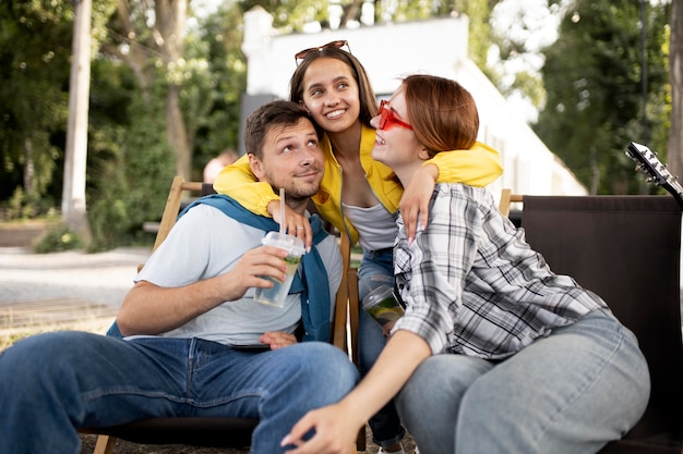 Mittlerer Schuss glückliche Freunde im Freien