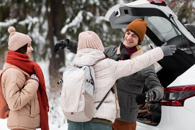 Mittlerer Schuss glückliche Freunde im Freien