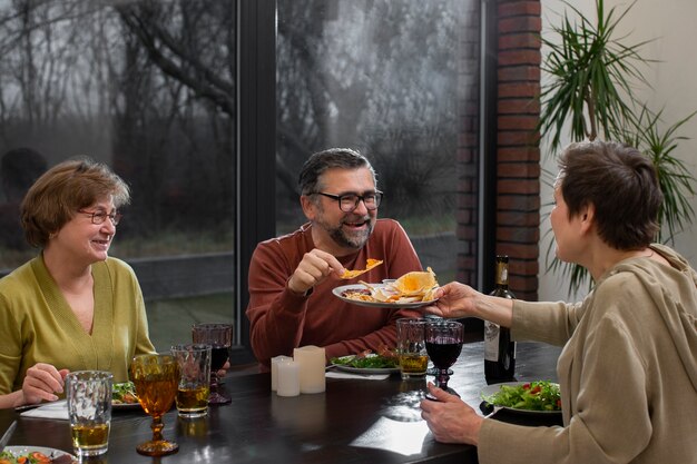 Mittlerer Schuss glückliche Freunde mit Essen