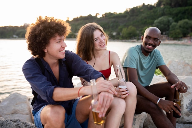 Mittlerer Schuss glückliche Freunde mit Getränken