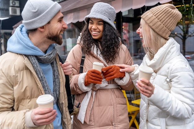 Mittlerer Schuss glückliche Freunde mit Kaffee