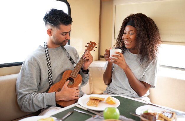 Kostenloses Foto mittlerer schuss glückliche leute mit essen