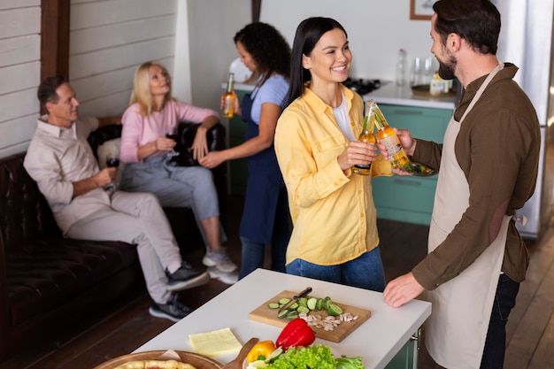 Mittlerer Schuss glückliche Leute mit Essen