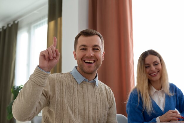 Mittlerer Schuss glückliche Leute