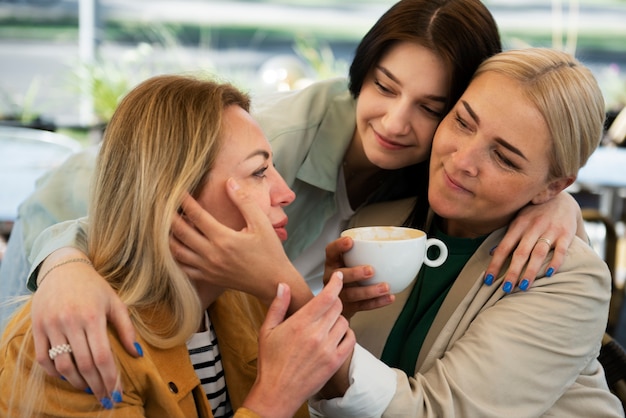 Mittlerer Schuss glückliche LGBTQi-Familie