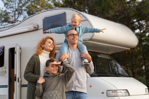 Mittlerer Schuss glückliche Nomadenfamilie