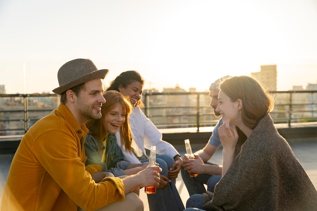 Mittlerer Schuss glücklicher Freunde urbaner Lebensstil