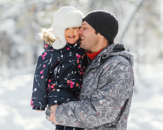 Mittlerer Schuss glücklicher Vater, der Kind hält