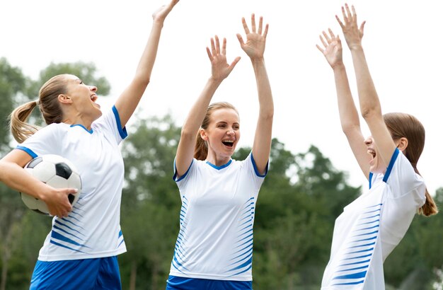 Mittlerer Schuss glückliches Frauenteam