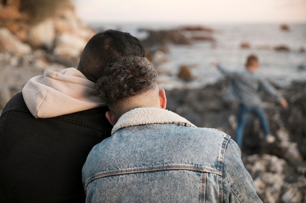 Kostenloses Foto mittlerer schuss glückliches lgbt-paar mit kind