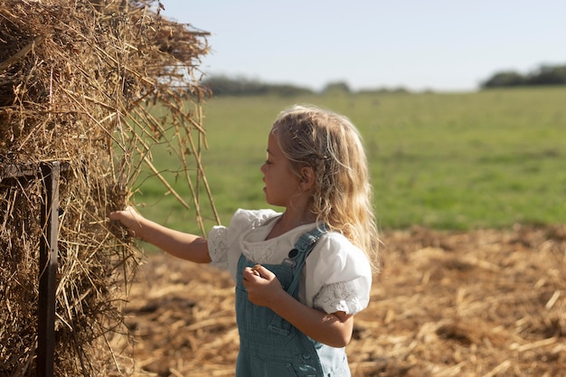 Mittlerer Schuss glückliches Mädchen im Freien