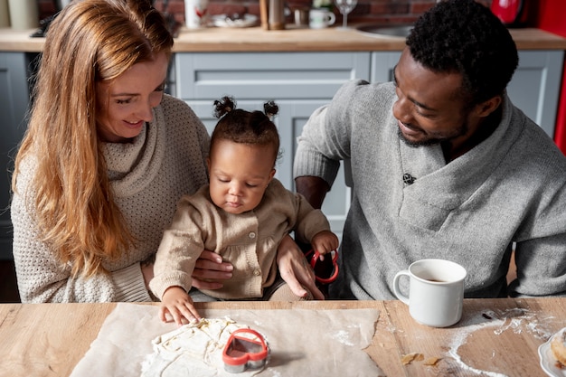 Kostenloses Foto mittlerer schuss glückliches paar mit baby