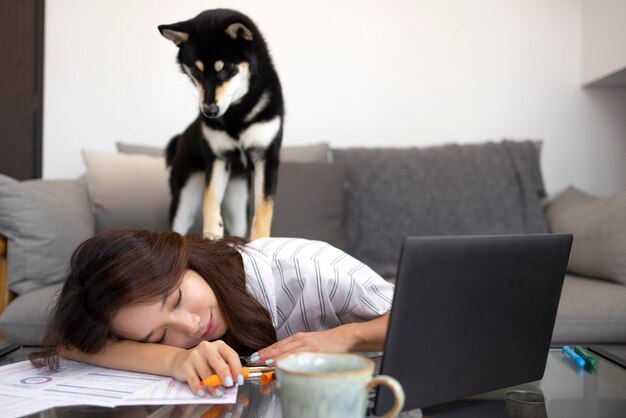 Mittlerer Schuss Hund sitzt auf Frau