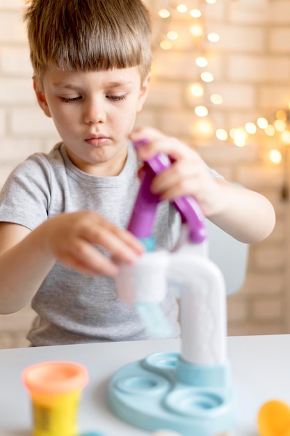 Mittlerer Schuss Junge mit Spielzeugmaschine