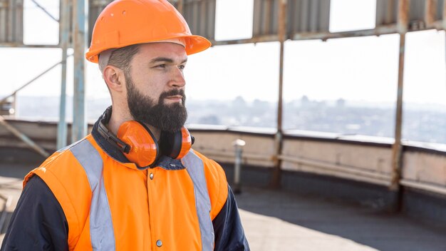 Mittlerer Schuss junger Mann mit Helm